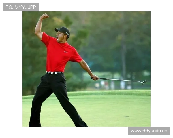 泰格伍兹穿得比我运动裤还随意，谁这么牛？