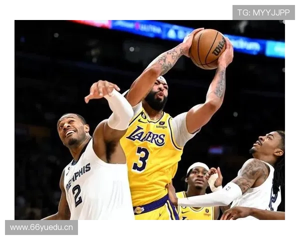 拉希德·华莱士利用无球跑动提升关键回合防守效率显著增强球队内线稳定性